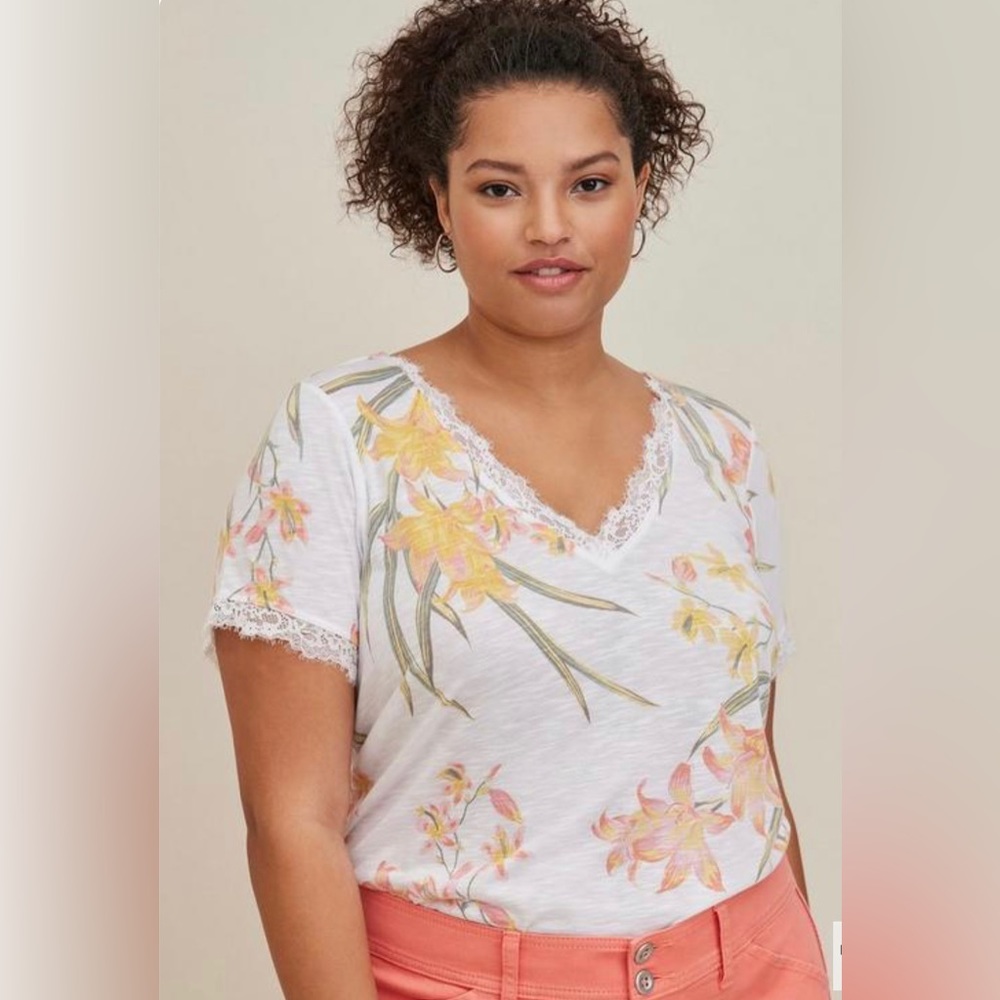 Torrid size 1 (14/16) Classic Fit Feather Soft Slub Lace Trim V-Neck Tee